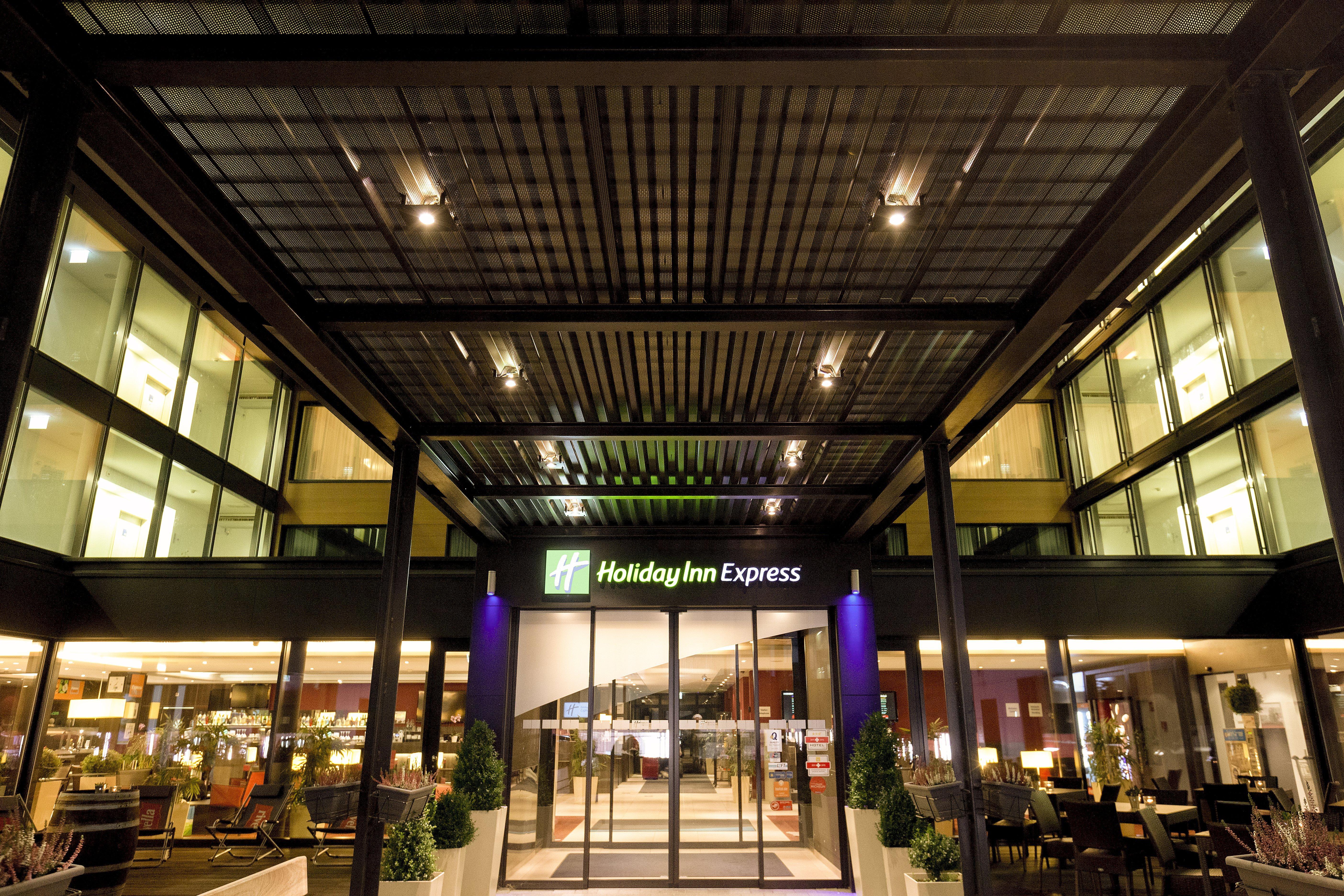 HOLIDAY INN EXPRESS ZURICH AIRPORT | ⋆⋆⋆ | RUMLANG, SWITZERLAND | SEASON  DEALS FROM $127